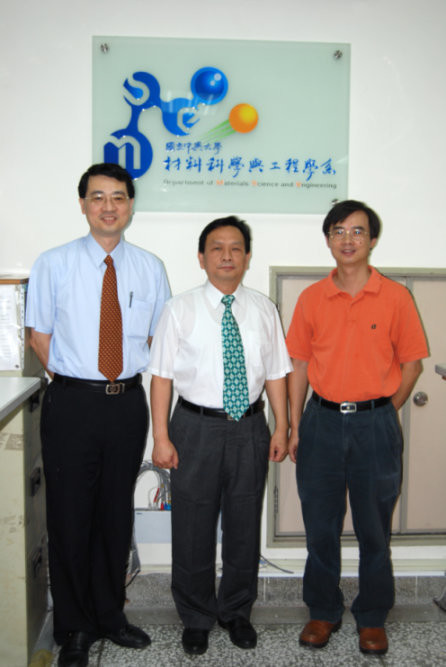 系辦系徽揭幕，左起武東星主任、顏秀崗教授、呂福興教授
