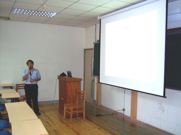 本系大四專題討論課程，
於97年11月26日邀請系友王偉凱博士蒞校演講，
演講主題為「固態照明的發展現況」，
由張守一教授主持。
