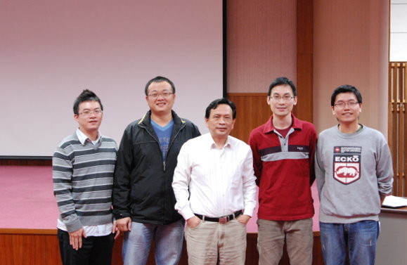 何文賢博士(右二)與顏教授(右三)及同學們合影
