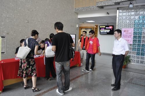 本系九十九學年度大學部新生暨家長座談說明會於9月4日舉辦，計有新生及家長約六十餘人與會。