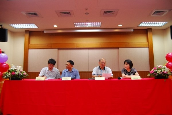 本系99學年度師生座談會於100年6月15曰於系館國際會議廳舉行，由吳威德主任主持，並邀請汪俊延老師、蔡佳霖老師及許薰丰老師與會，當天進行99學年度大學部菁莪獎及績優學生獎狀頒授。
