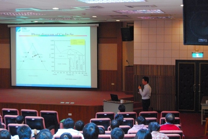 本系100學年度第1學期「專題討論」及「書報討論」課程，於100年12月14日邀請系友鄭隆藤博士(現任職工業技術研究院 綠能與環境研究所)蒞校演講，演講主題為「CIGS太陽能電池印刷製程技術」，主持人為曾文甲教授。
