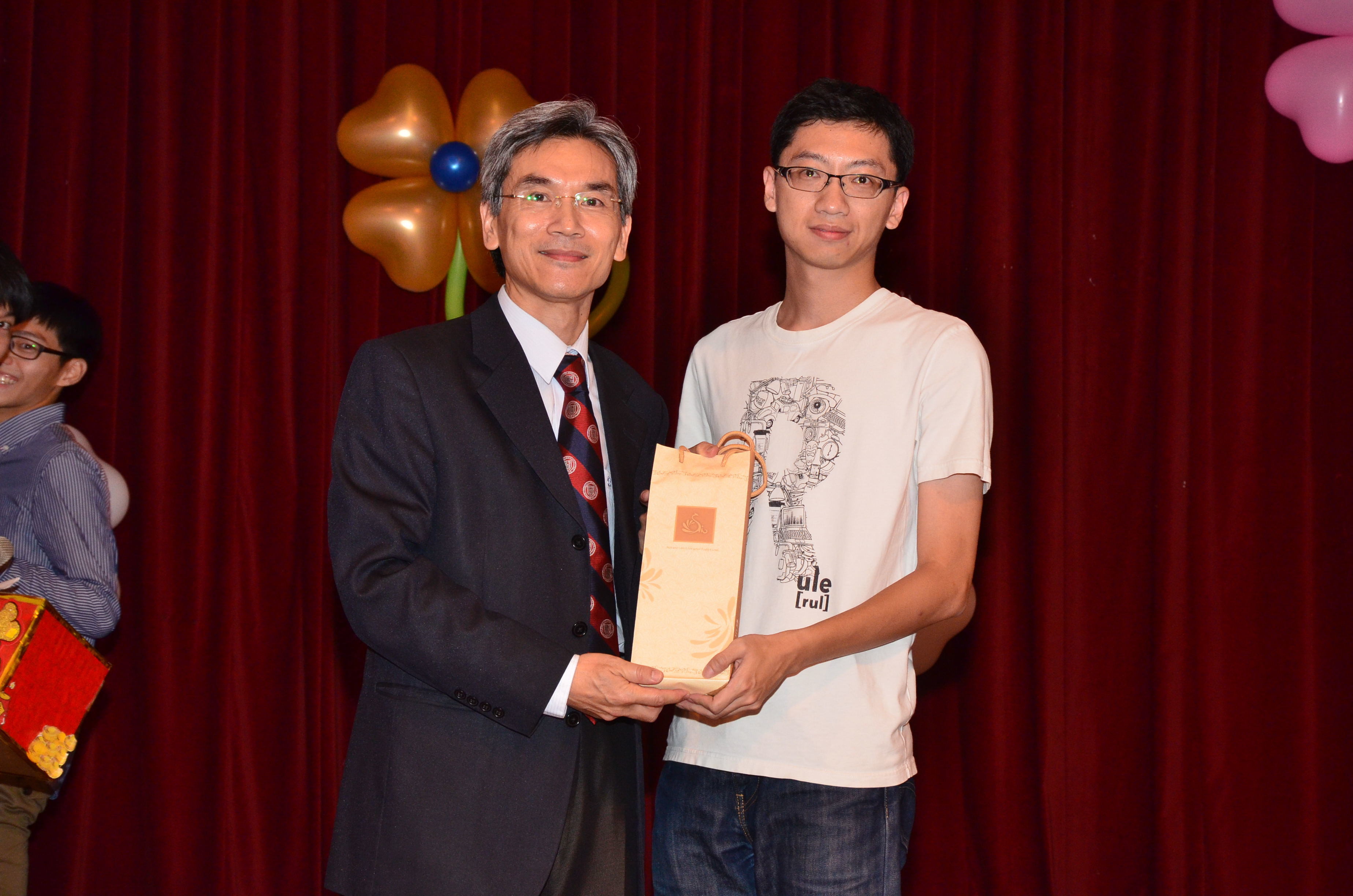 得獎人：林國賓系友（碩班畢）頒獎人：薛富盛教授。
