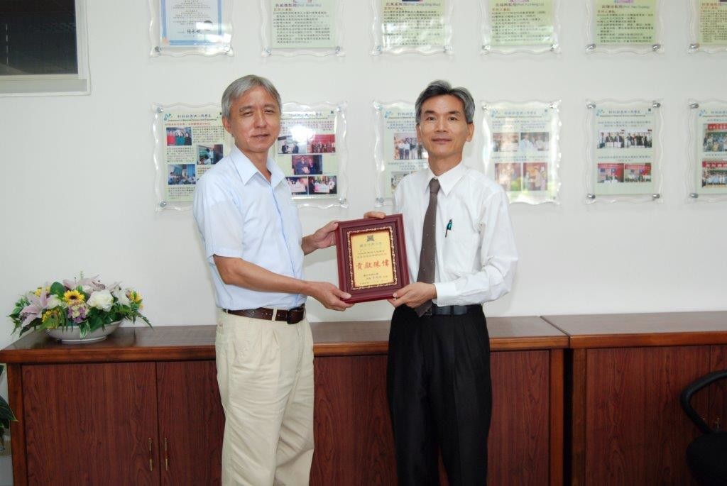 薛富盛院長（右）代表學校致贈吳宗明主任獎牌，感謝吳主任貢獻殊偉。