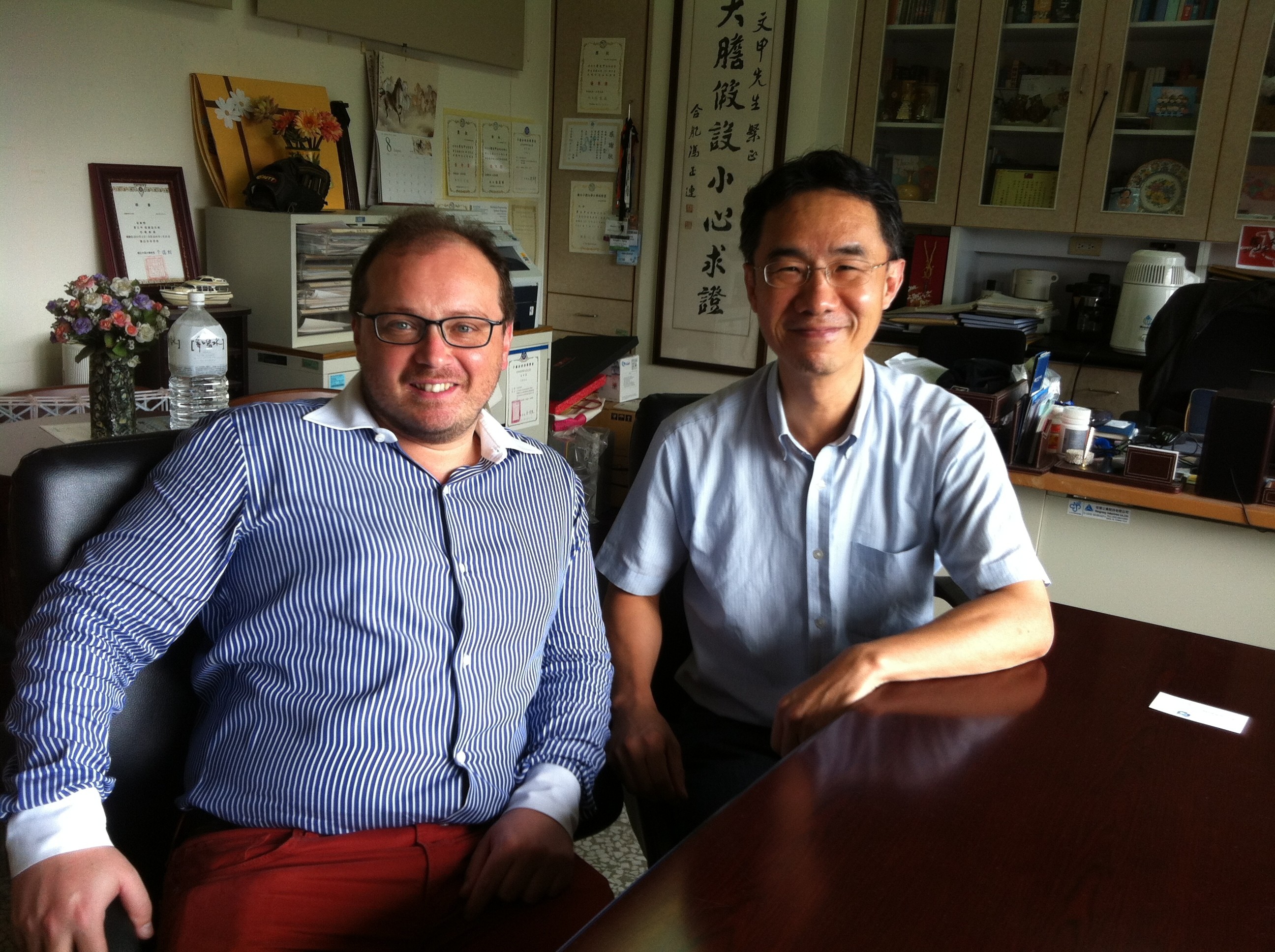 1030811-Prof. Antonio Ruotolo City University of Hong Kong（左者）與曾文甲主任（右者）合影