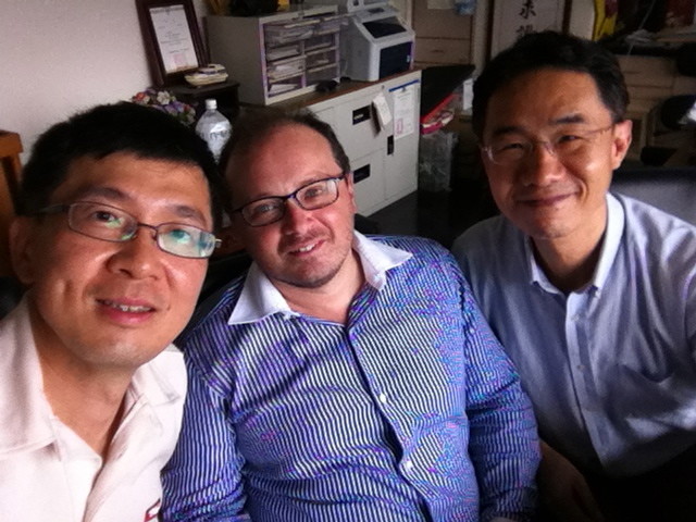 1030811-Prof. Antonio Ruotolo City University of Hong Kong（中者）與林克偉教授（左者）曾文甲主任（右者）合影
