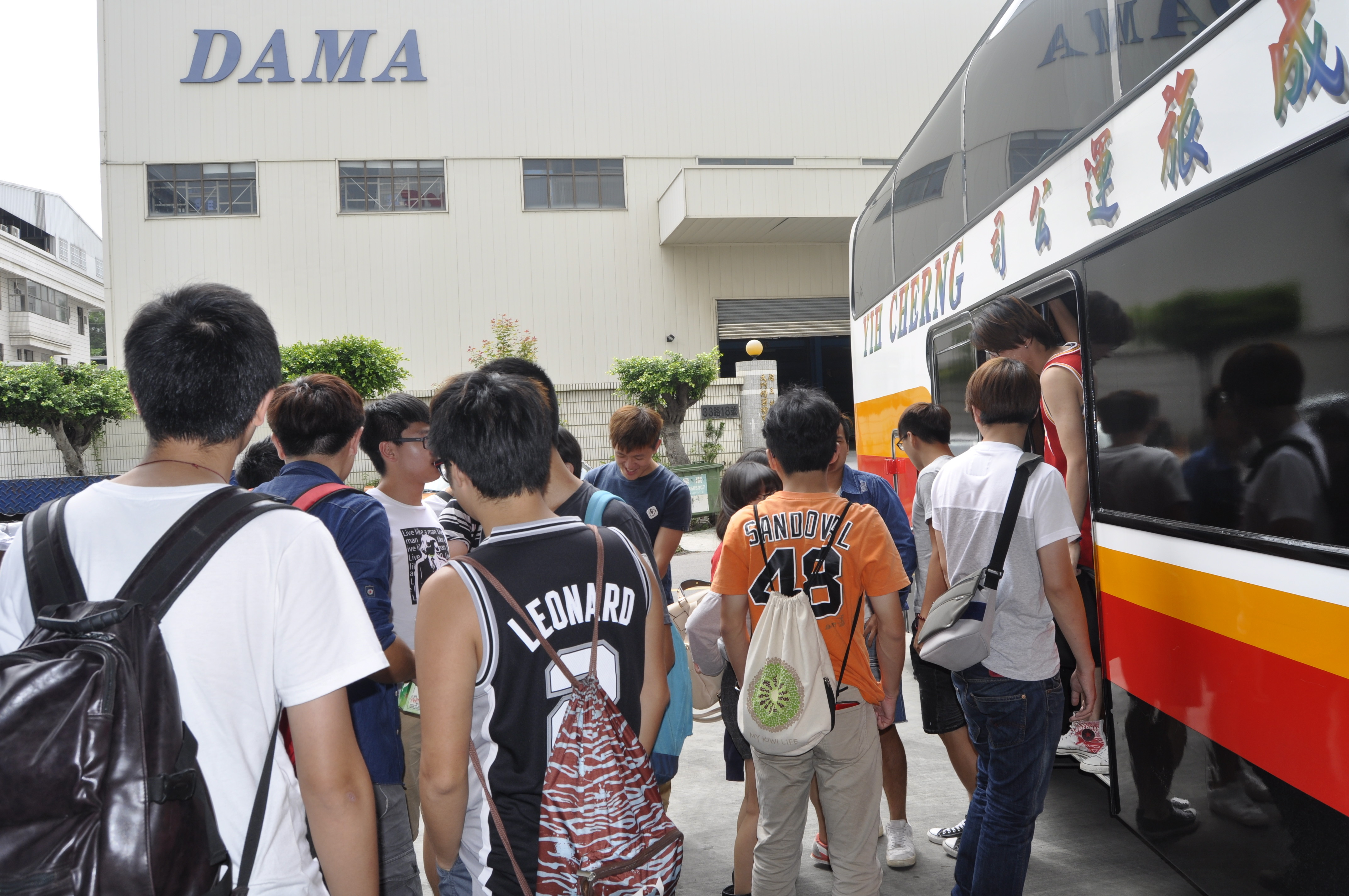 本系於104年5月22日(五)由宋振銘教授帶隊本系學生至振鋒企業股份有有限公司參觀,學生參加數計48人,當天行程為:公司簡介、公司產線現場參觀 、學員座談。