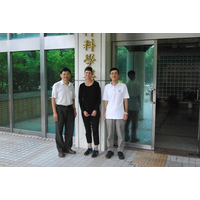 由左至右,汪俊延系主任(左)、Dr. Christine Rehm(中)、林克偉老師(右)