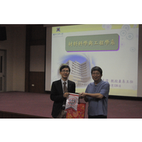 嘉義市興華高中郭彥麟教務主任（右）致贈本校紀念品由本系林克偉主任（左）授贈。